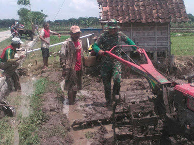 PELDA NYAMBUNG.T BANTU PETANI BAJAK   SAWAH