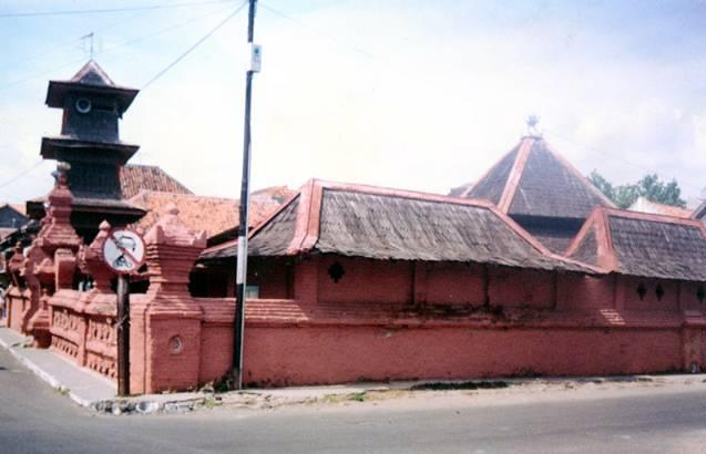  Masjid  Merah  Panjunan Holiday in Cirebon 