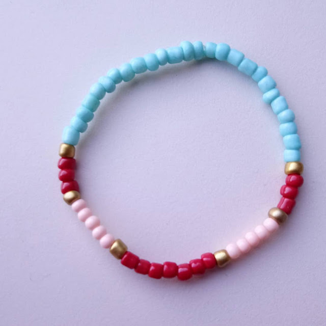 Vrolijke armbandenset met hartjes en letterkralen