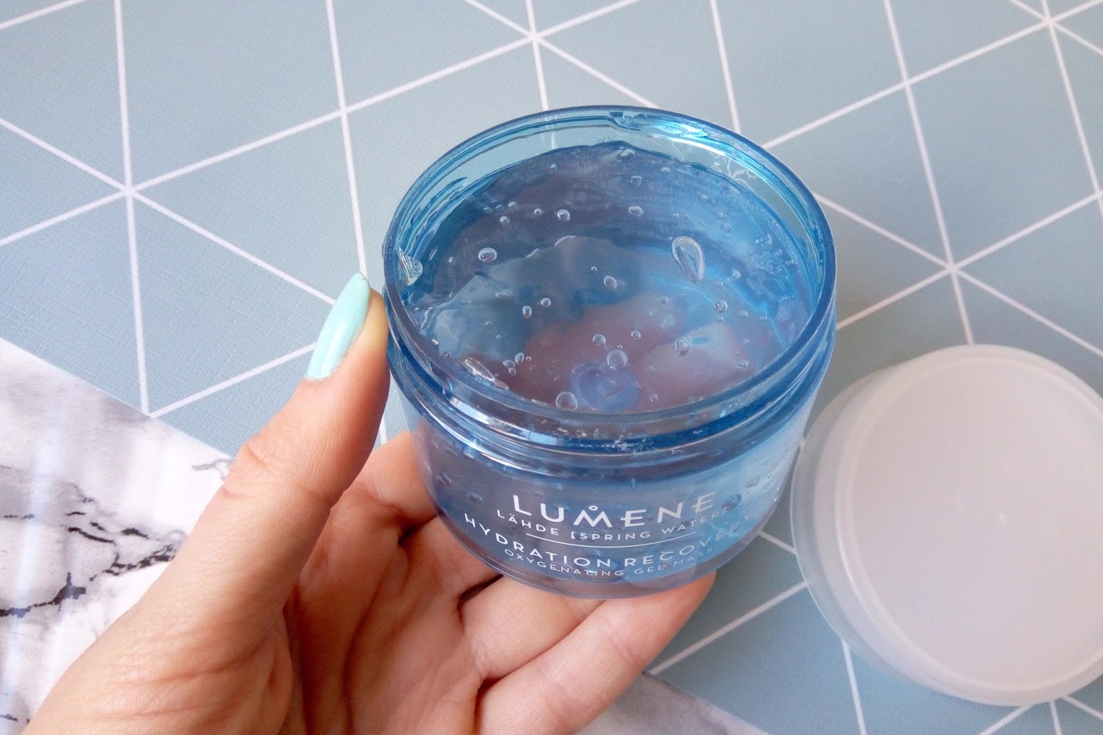 что делает увлажняющий крем. косметические мази. в руке маска люмене. сделать увлажняющий крем. сделать увлажняющий крем.