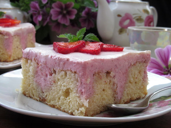 "Дырявый" пирог с творожно-клубничной начинкой