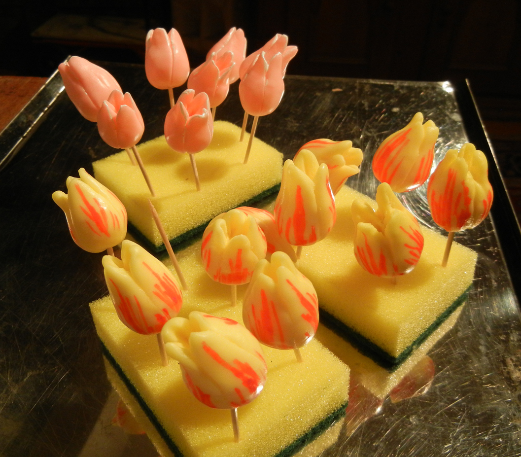 Тюльпаны съедобные. Тюльпаны из мастики для торта. Торт с тюльпанами. Цветы из марципана. Съедобные тюльпаны.