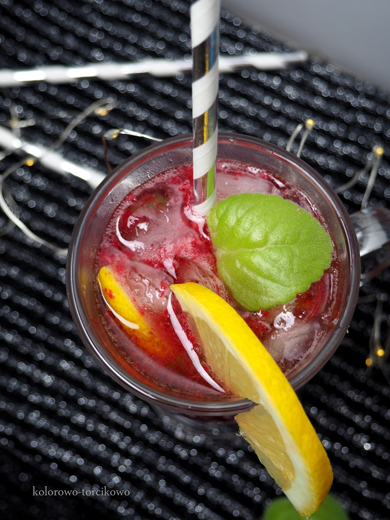 Drink malinowy z ginem kolorowotorcikowo