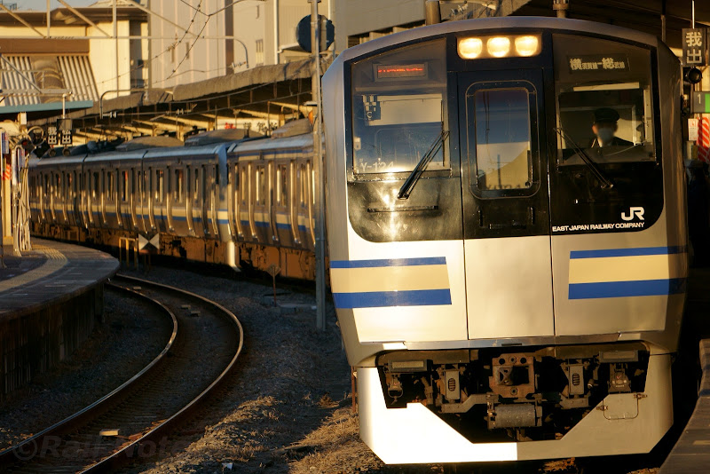 成田駅に到着するE217系