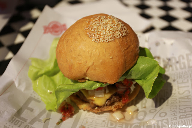 Amerykanska restauracja Fuddruckers Warszawa - burger 150g