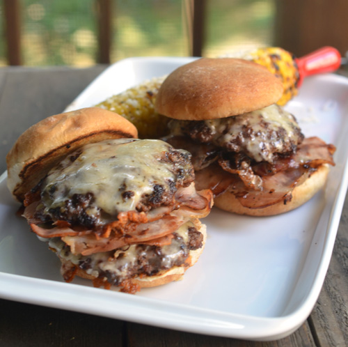 Deslizadores de hamburguesa con queso cheddar blanco de Vermont y tocino canadiense Smash Deslizadores de hamburguesa con queso cheddar blanco de Vermont y tocino canadiense Smash