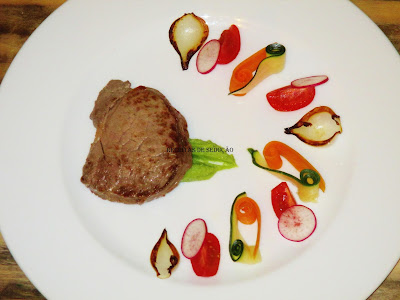 Lombo de Vitela em cama de Creme de Ervilhas com Legumes ao Vapor