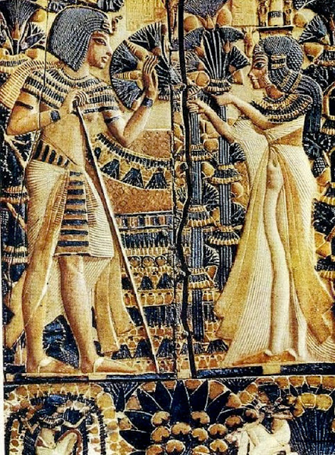 Тутанхамон с женой в саду. Рельеф на крышке костяного ларца из гробницы Тутанхамона