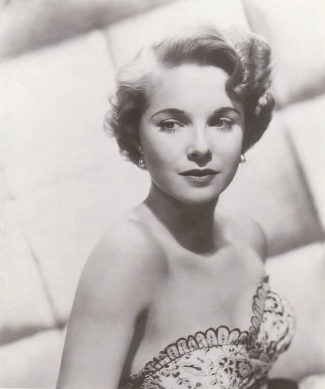 30 Glamorous Photos of Mona Freeman in the 1940s and ’50s Vintage