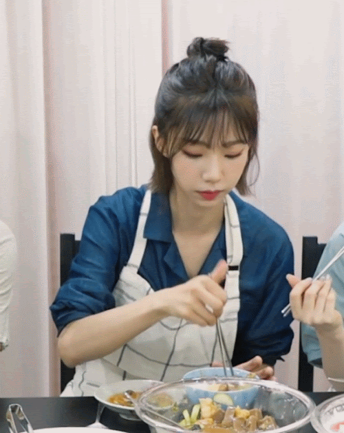잘 먹는 우주소녀