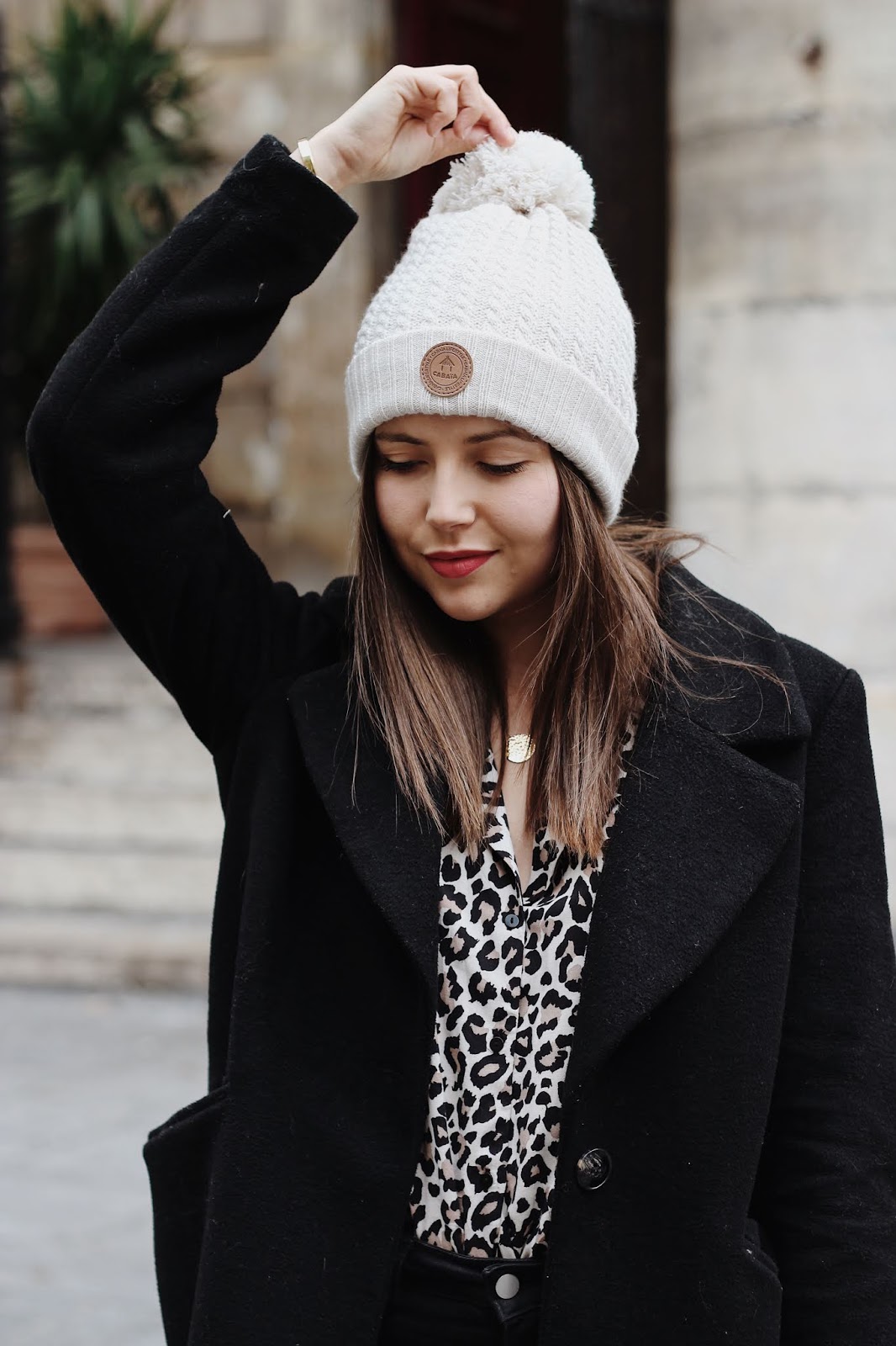 Découverte) L'accessoire de mode : Le bonnet à 3 pompons ! - Chic and  Clothes - Blog Mode & Voyages - Paris