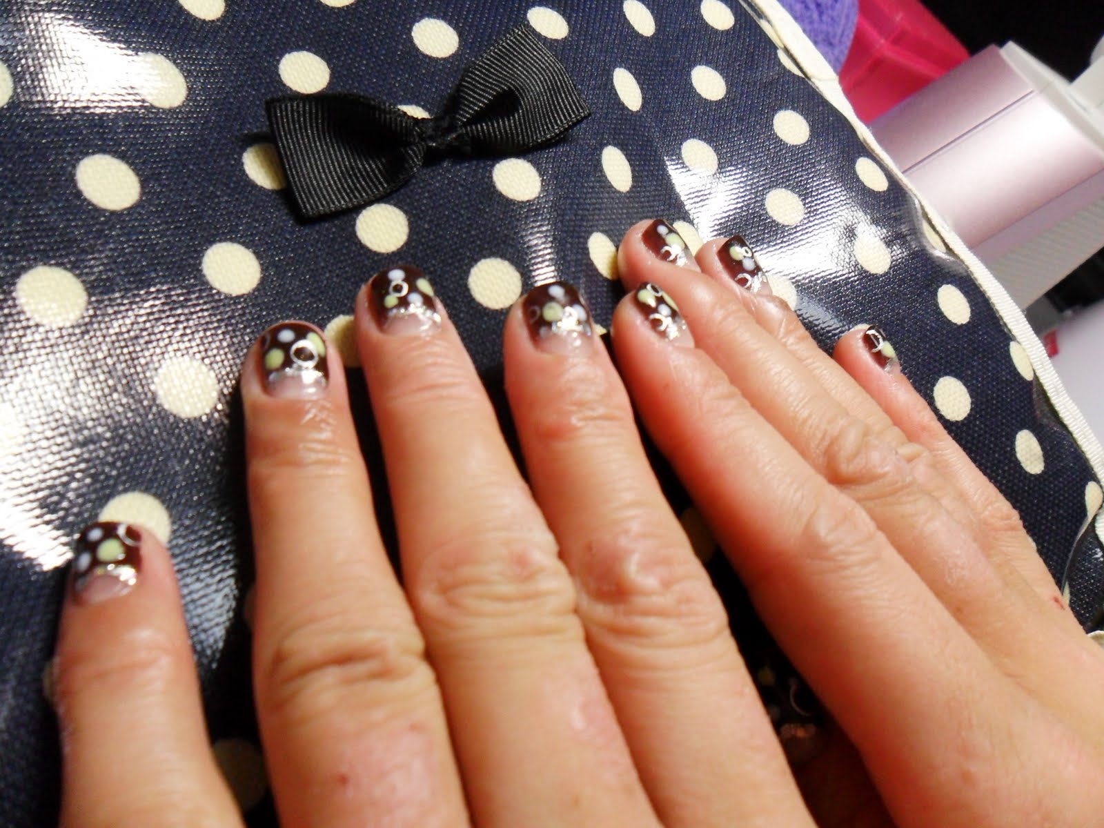 HARU GLOBAL BEAUTY PTE LTD (旧)J&Y Nail Studio お客様ジェルネイル：茶系サークルデザイン