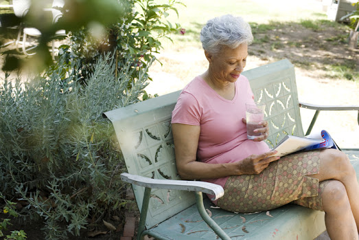 https://bristolglen.umcommunities.org/bristol-glen/the-5-best-books-for-seniors-and-the-benefits-of-reading/