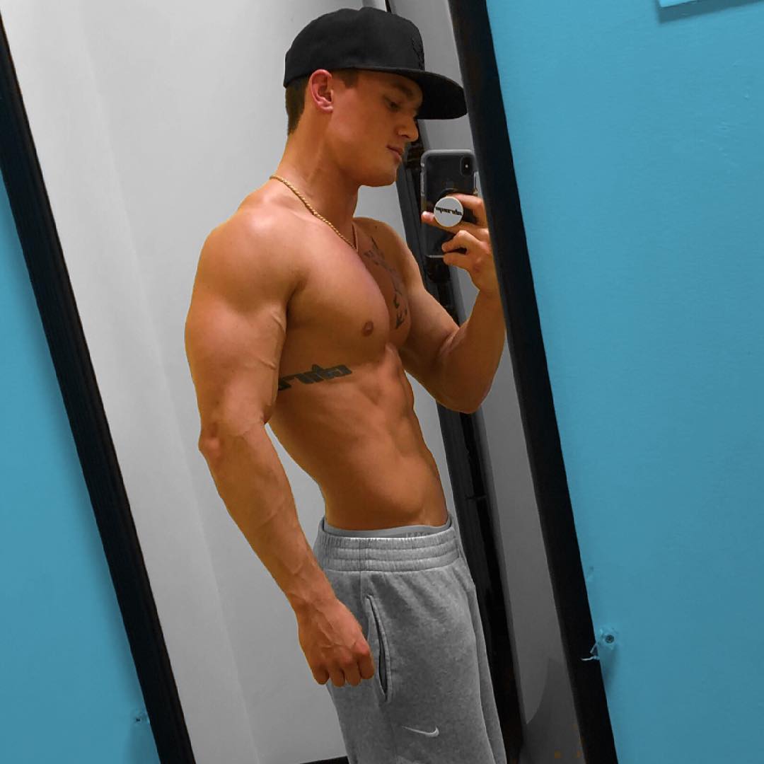 sexy-shirtless-straight-bad-boys-muscular-tattoo-swole-body-selfie