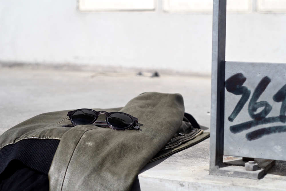 BLOG-MODE-HOMME-style-masculin-montre-connectee-motorola-cuir-iro-chocolatines-edwardson-lunettes-minimaliste-lacoste-basket-360-endliner-jeune