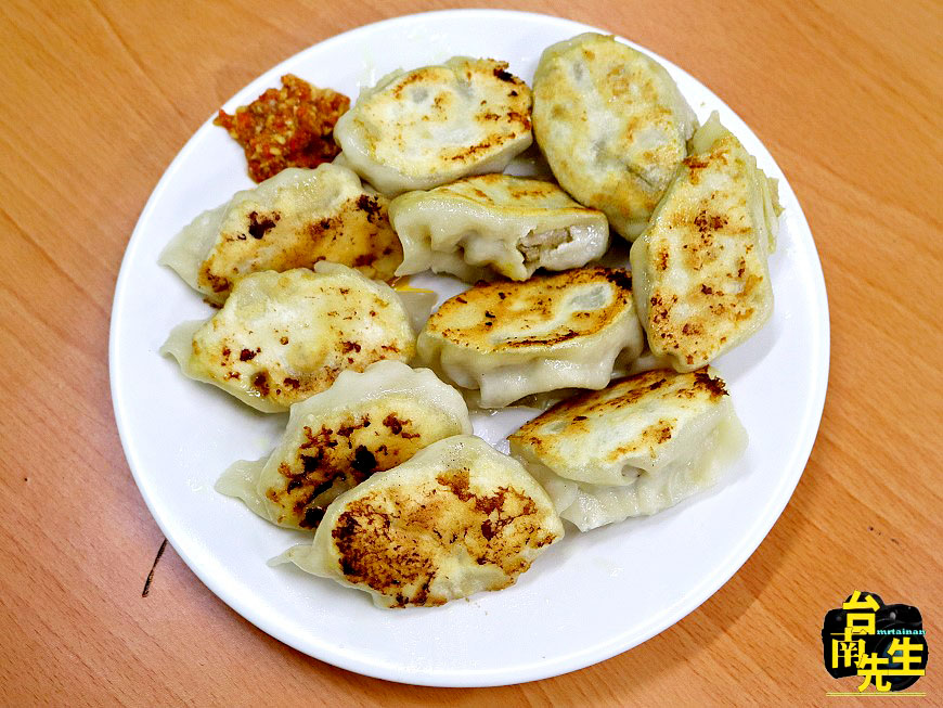 台南煎餃／1人小店現點現煎／霸王級尺寸挑戰台南最大顆／手工現包自製麵皮與內餡／親自上市場採買食材／獨家特調香辣醬／價格親民100元吃飽吃滿還有找