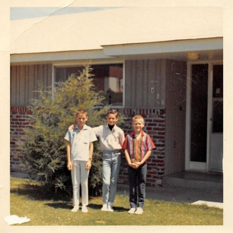 30 Old Snaps That Capture People Standing in Front of Their Houses in ...
