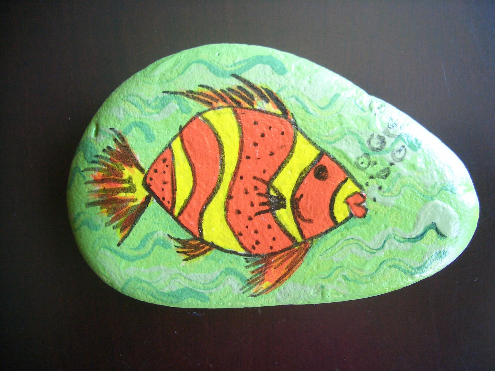 Рыбка для раскрашивания для детей. Легкая красивая рыбка. 2 рыбки раскраска. Витражная роспись рыбы. Красивая рыба рисунок.