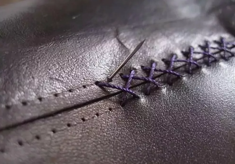 Какой ниткой зашила. Leather Stitch швейная машина. Шов для сшивания. Декоративный шов на коже. Шов для сшивания кожи.