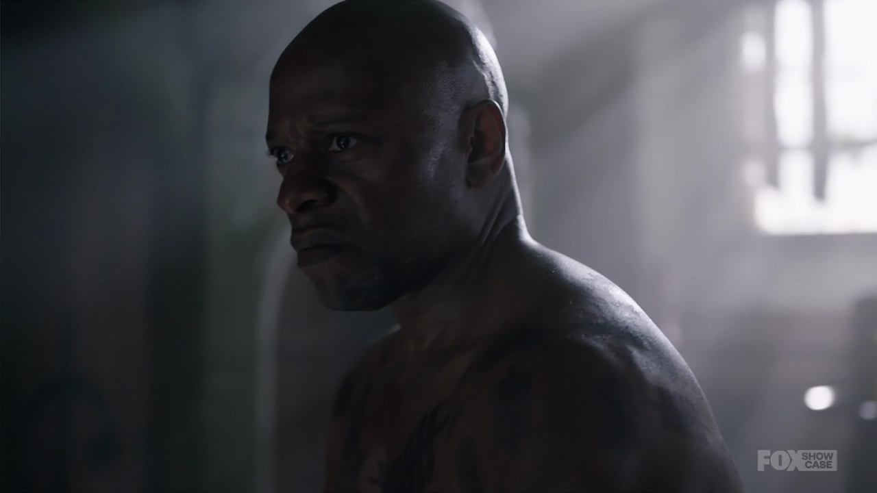 Films Et Séries Tv Avec Sherman Augustus ausCAPS: Sherman Augustus and Jordan Bolger shirtless in Into The
