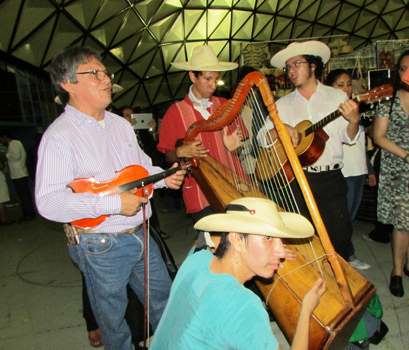 centavo Andrew Halliday presente La brújula del canto: El universo sonoro de la música tradicional mexicana