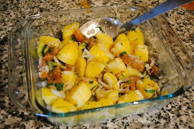 Салат с картошкой и растительным маслом. Салат из картофеля сельди фото. Kartulisalat. С чем сочетается картофель по вкусу.