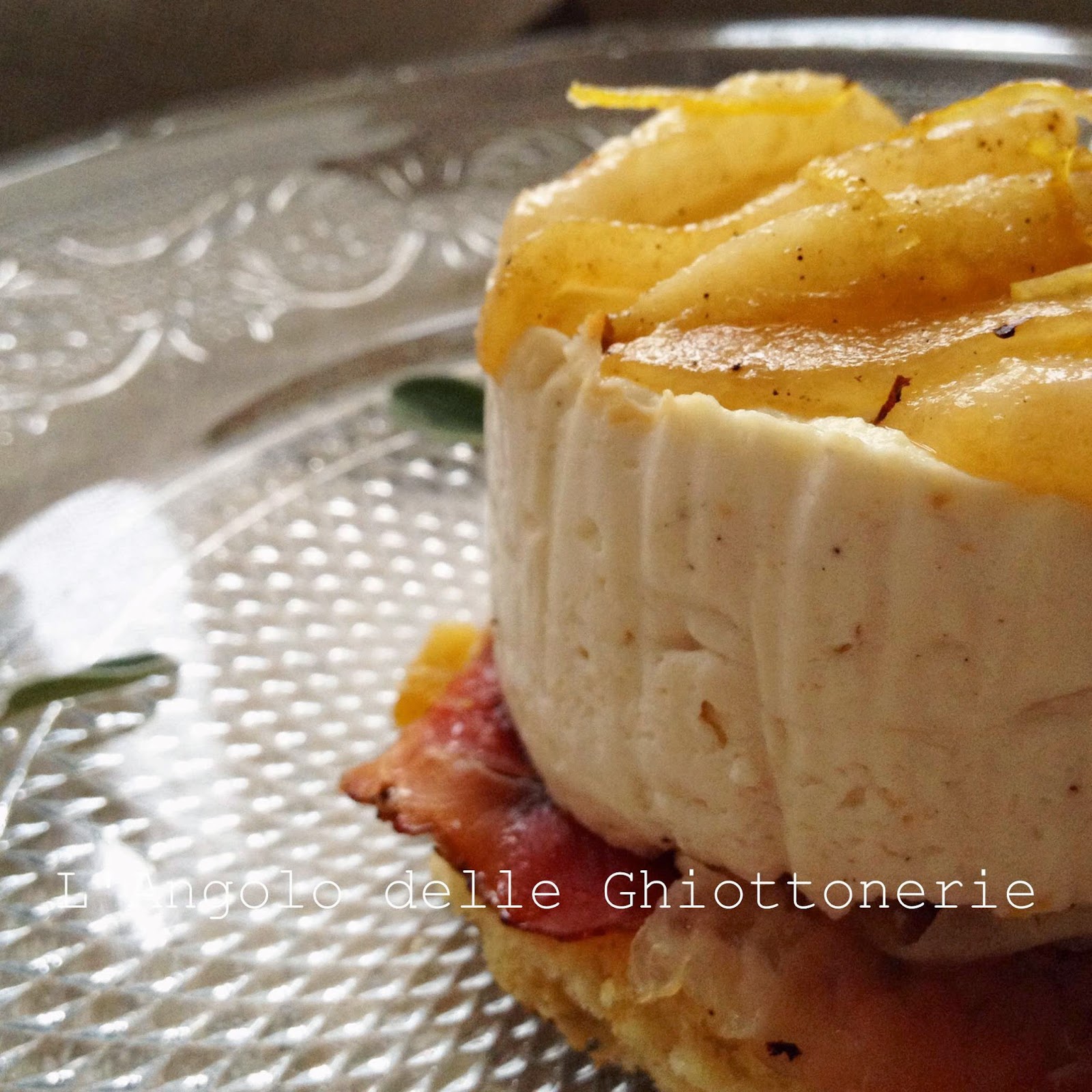 mini-cake salato alla ricotta, panettone e speck croccante con pere angelys caramellate al limone e alla salvia