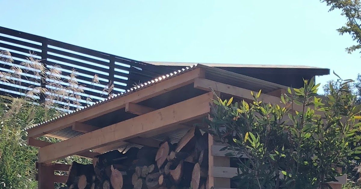 Conyz House 【DIY】コロ薪専用の屋根付き薪棚を自作