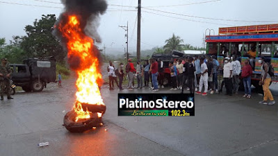 Continua bloqueada la vía Tadó-Pereira a la altura de Playa de Oro