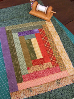 #QuiltBee: Courthouse Steps quilted fall placemat