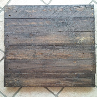 tavola creata con vecchi pallet e dipinta