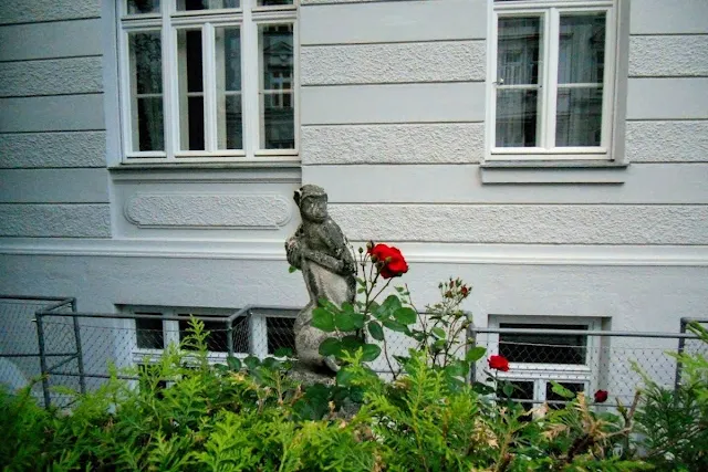 2 days in Munich in Spring: monkey statue and rose bush