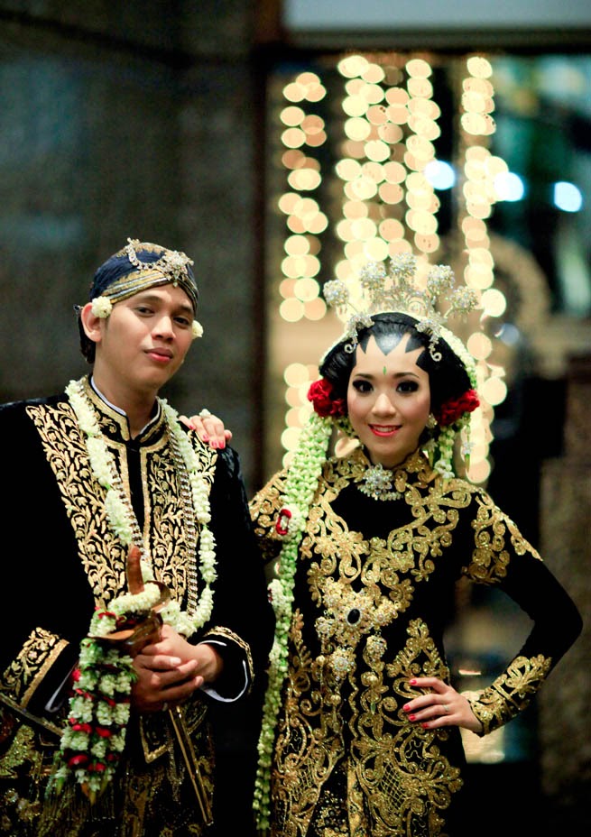 Astrid Putrinda Kebaya Pengantin Beludru Adat Jawa 