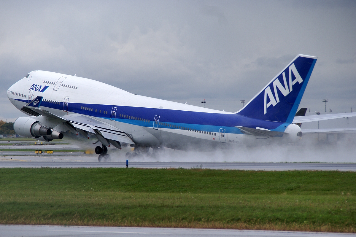 All Nippon Airways The Ana Boeing 747 400 Dramatic Wet Takeoff Aircraft Wallpaper 3672 Aeronef Net