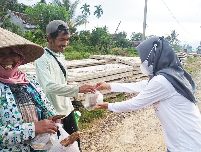 Wujudkan Kepedulian, Sanggar Senam Nay Banjit Bagikan Puluhan Takjil