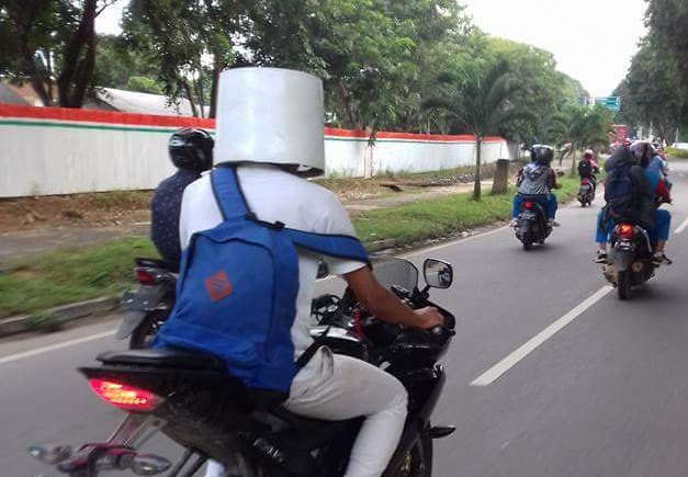 Hmmmm, Tingkah Pengendara Motor ini Cari Sensasi Bener-Bener Konyol Hmmmm, Tingkah Pengendara Motor ini Cari Sensasi Bener-Bener Konyol