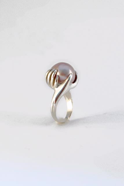 Anello "Atlas" in argento 925 e perla di fiume. Designer Maria Chiara Lamperti
