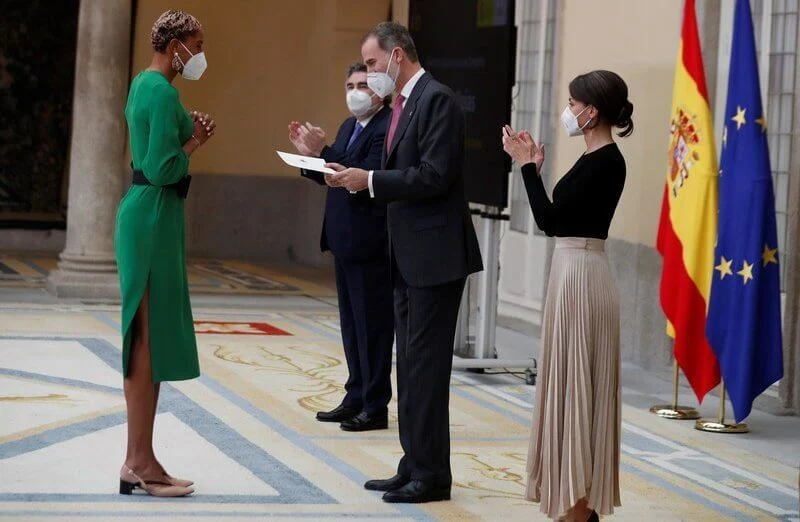 Queen Letizia wore a pleated skirt from Massimo Dutti, and lace capri blue pre-order errings from Rod Almayate