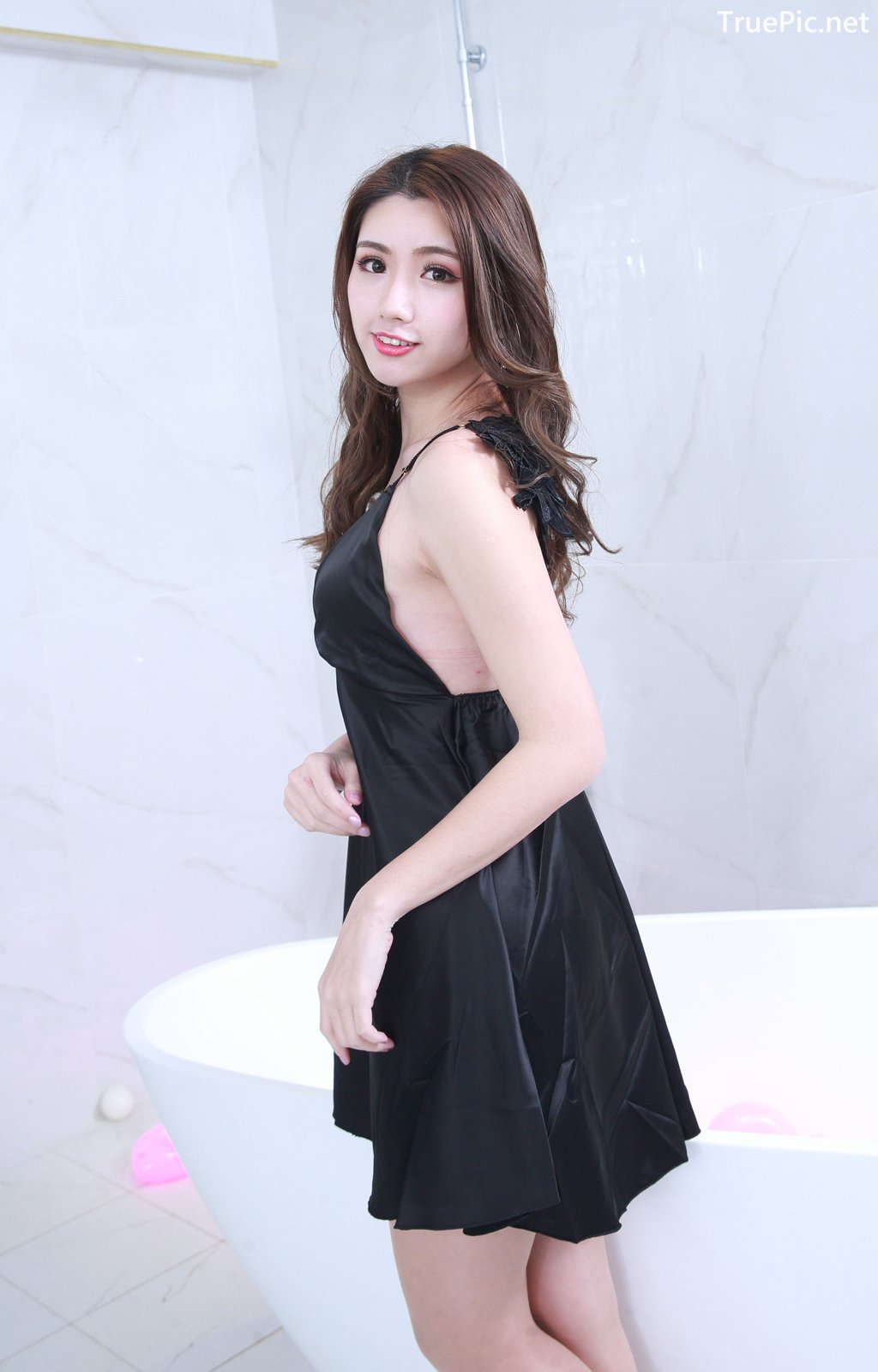 Image-Taiwanese-Model–張倫甄–Charming-Girl-With-Black-Sleep-Dress-TruePic.net- Picture-12