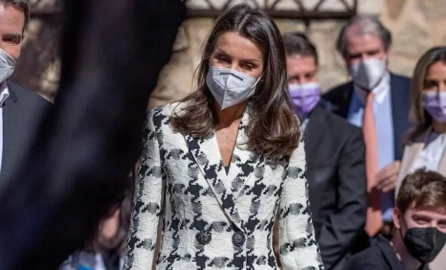 Queen Letizia wore a houndstooth blazer from Uterque, and safashy trousers from Hugo Boss. Manolo Blahnik pumps