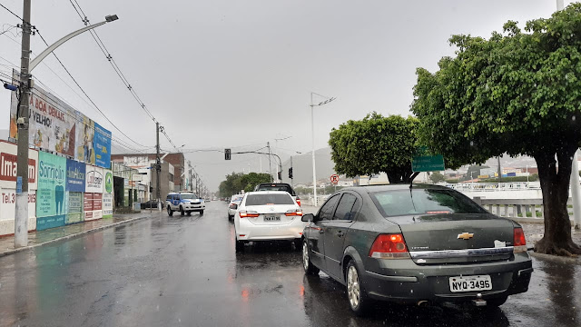 Chuva forte gera pontos de alagamentos em Jacobina; veja vídeo
