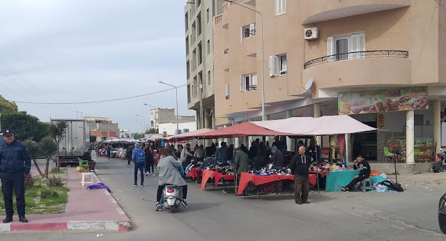 رغم صدور قرار بمنعهم عدد من تجار الفريب يواصلون الإنتصاب الفوضوي بالمهدية ! رغم صدور قرار بمنعهم عدد من تجار الفريب يواصلون الإنتصاب الفوضوي بالمهدية !