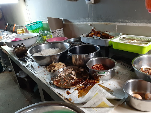 MAKANAN BEST DI TERENGGANU : NASI LEMAK BAWAH RUMAH (NASI LEMOK WOMOH)