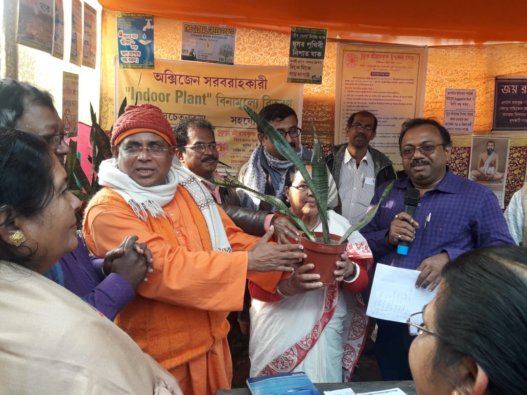 দূষণহীন পরিবেশ গড়তে নাগরিকদের ঘরোয়া গাছ বিতরণ 1 দূষণহীন পরিবেশ গড়তে নাগরিকদের ঘরোয়া গাছ বিতরণ