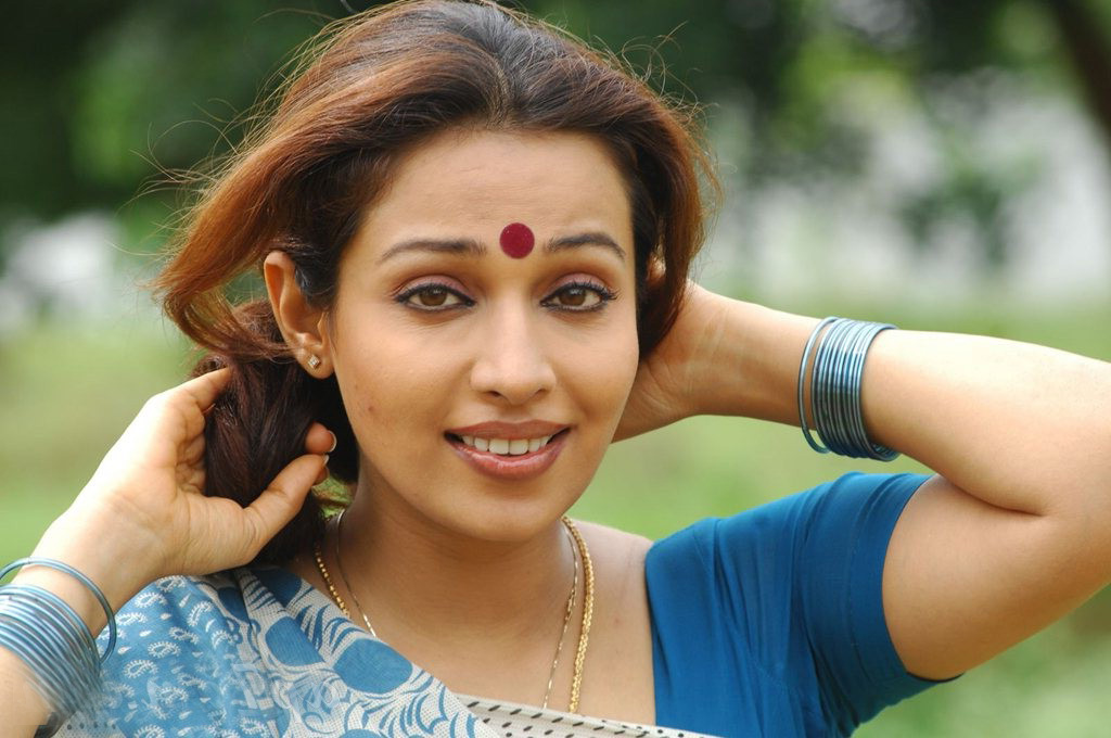 Flora Saini Looks Cute And Sexy In Saree New Actress