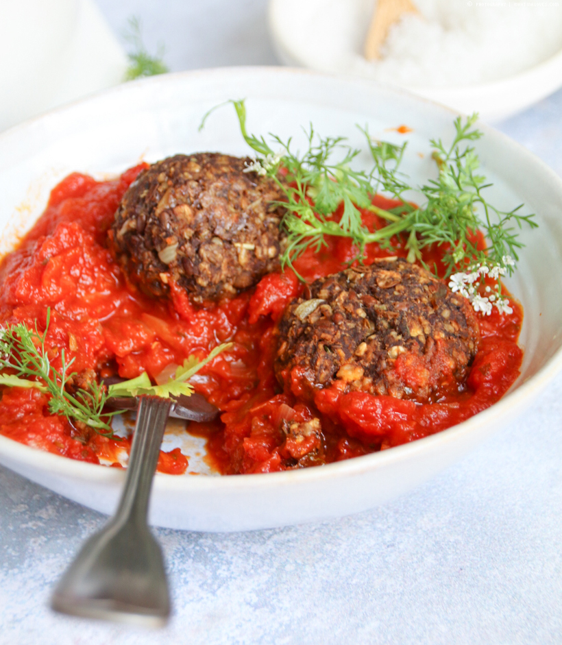 ayurvedische Pilz-Linsen-Bällchen in Tomatensoße