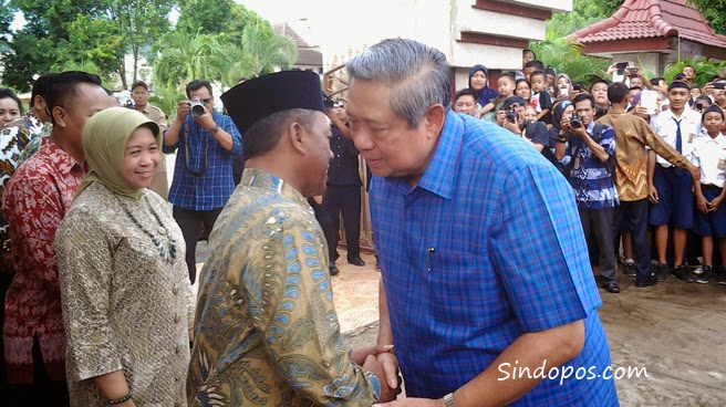 Mantan Presiden SBY, saat bercipika-cipiki dengan Bupati Indartato