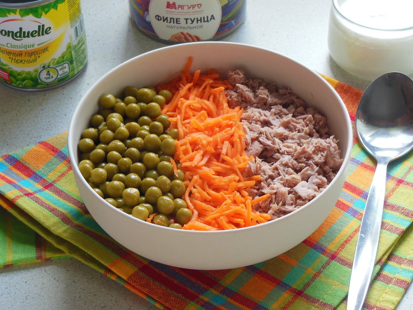 Салат с тунцом, морковью и горошком