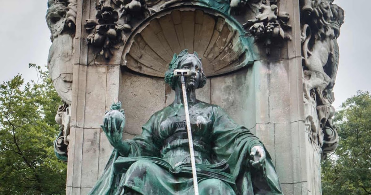 anna maria Queen Victoria statue defaced in Leeds, UK