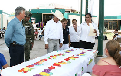 Alcalde Ramón Díaz asiste a la clausura de los cursos de verano en el centro comunitario de la PRI 90 en Huatabampo